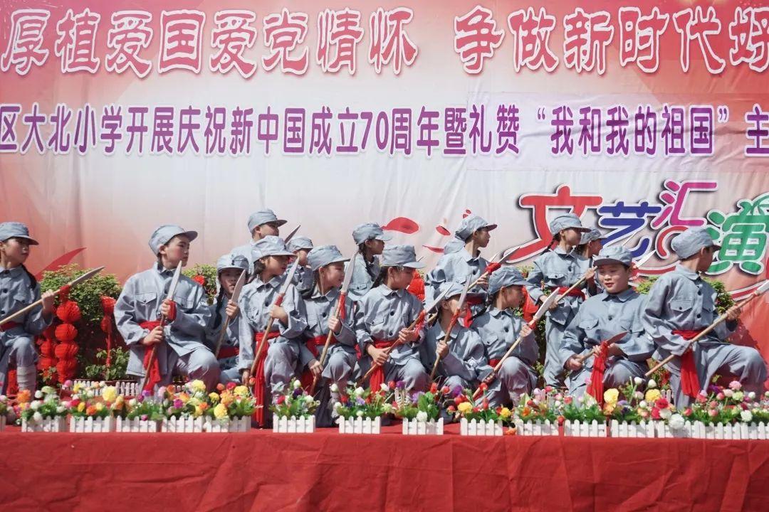 老农家祖坟被盗墓贼盯上，迁坟保护时，竟意外挖出宫里的宝贝？